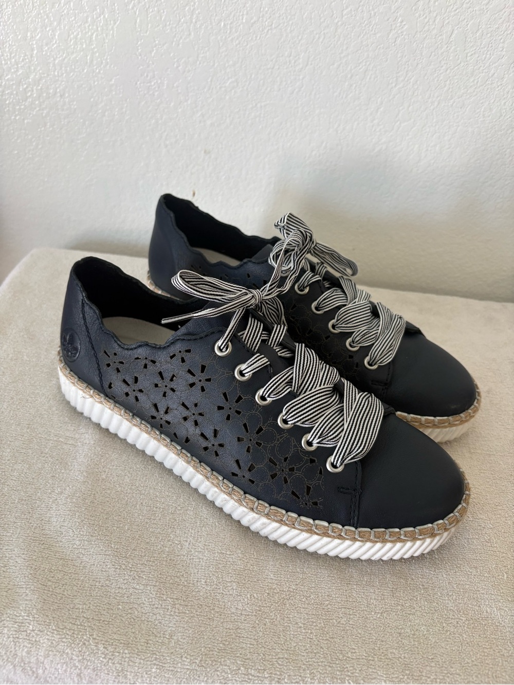 Reiker Navy Blue Women's Laser-Cut Lace-Up Sneakers Size 11